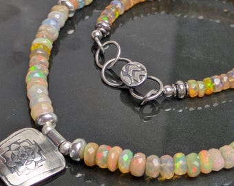Innere Harmonie Choker - Facettierter Opal Sri Yantra geätzte Sterling Silber Talisman Halskette