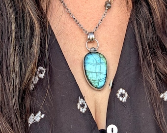 Blaue Labradorit Sterling & Feinsilber und Talisman Halskette - Ethnische Statement Boho Tribal Halskette