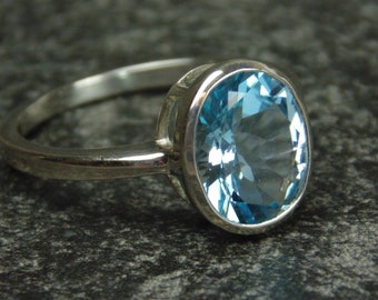 Anillo de topacio azul facetado de plata de ley tamaño 8