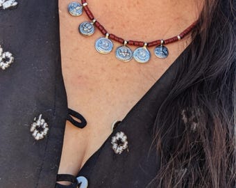Antike silberne Rajasthani-Amulette mit antikem Tribalglas und natürlichem Türkis-Halskette - Sammler-Statement-Halskette