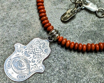 Coral y plata de ley grabado Chamsa Fátima protección talismán / collar de amuleto