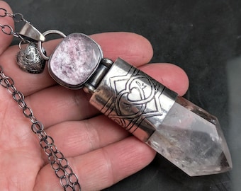 Collar con corazón de powellita y lepidolita reactiva a los rayos UV, grabado en plata de ley, "Solo para una diosa".