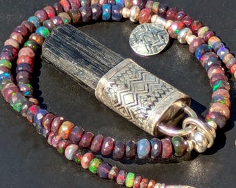 Großer Natürlicher Schwarzer Turmalin-Kristall mit schwarzen Opalen Sterling Talisman Halskette