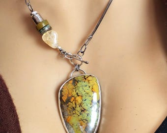 Vackert talismanhalsband i gult turkos sterling silver och fint silver - Etniskt uttalande boho tribal halsband