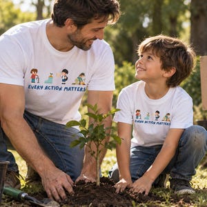 Puede incluir: Dos camisetas blancas con un gráfico de cuatro pequeñas figuras realizando tareas medioambientales sobre el texto azul "EVERY ACTION MATTERS". Las camisetas se llevan con vaqueros azules, mostrando un diseño coherente para distintas edades.
