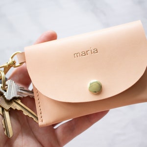 Porte-clés monogramme - Porte-cartes de crédit - Portefeuille en cuir - Cadeau personnalisé - Bronzage végétalien - Porte-clés de poignet - Cadeau pour maman - Cadeau pour femme