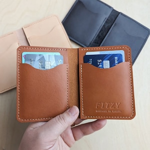 Verticale lederen portemonnee - gepersonaliseerd - handgemaakt - voor mannen, vrouwen, ENBY - volnerf leer - slanke kaart portemonnee - monogram cadeau