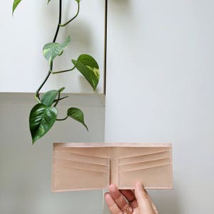 Cartera de cuero para hombre - Cartera Tan Billfold - Monedero hecho a mano - Cartera minimalista - Cuero de grano completo - Regalo de hombre - Cartera Veg Tan - Desnudo imagen 1