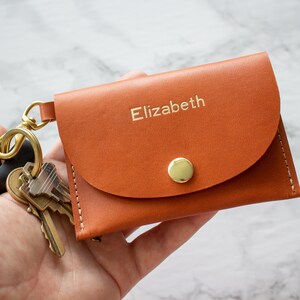 Personalisierte Schlüsselanhänger Brieftasche - Kartenhalter nach Maß - Monogramm Leder - Cognac - Geschenk - Veg Tan Armband - Mutter Geschenk - Frau Geschenk