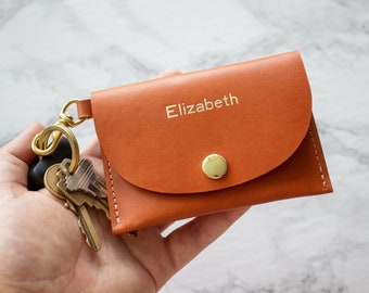 Cartera de llavero personalizada- Titular de la tarjeta personalizada - Cuero bronceado monograma - Coñac - Regalo - Pulsera bronceada vegetal - Regalo de mamá - Esposa presente