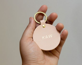 Monogram Round Leather Keychain. Full Grain Nude Leather Key Fob. Personalized Gold Foil Keyring. Custom Groomsmen Gift. Groomsman