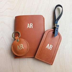 Kit d'accessoires de voyage en cuir - étiquette de bagage personnalisée, pochette de passeport et porte-clés Airtag - cadeau monogramme - étiquette de valise, porte-passeport