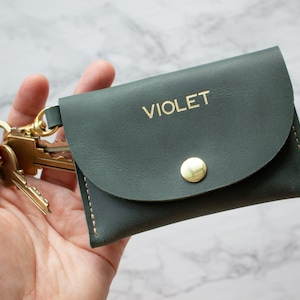 Llavero de cuero con monograma - Cartera personalizada para mamá - Cuero negro personalizado - Tarjetero - Relieve - Regalo para esposa