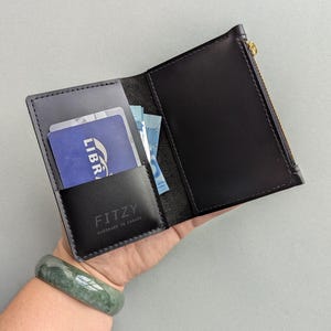 レザートラベラーズノートウォレットインサート：パスポートサイズ | TNアクセサリー | ジッパーポケット クレジットカードスロット 紙幣 万年筆ケース ジャーナル