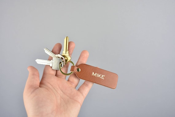 Custom Brown Leather Keychain. Full Grain Leather Key Fob. Personalized Gold Foil Keyring. Customized Groomsmen Gift. Groomsman Key Chain