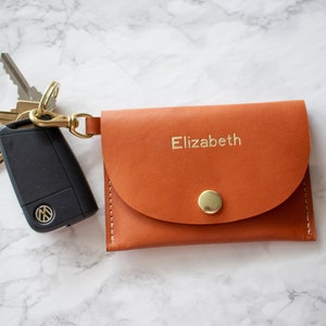 Personalisierter Kartenhalter - Monogramm Schlüsselbund Brieftasche - Personalisiertes Leder - Cognac - Geschenk - Veg tan Wristlet - Mama Geschenk - Frau Geschenk