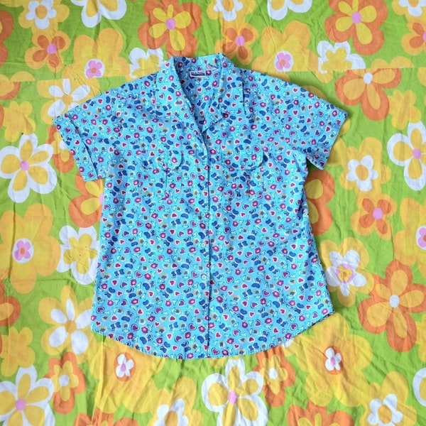 1990s Y2K Vintage Flowers Butterflies Hearts Colorful Print Cottagecore Basic Editions Size M Short Sleeve Button Up Camp Shirt