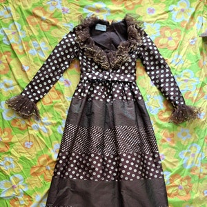 Década de 1960, década de 1970, vintage, raro, Oscar de la Renta Boutique, marrom e dourado, brilhante, bolinhas, babados, gola, cinto, manga comprida, decote profundo, vestido longo