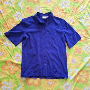 1990s Vintage Floral Cutout Blue Violet Cottagecore Grandmacore Allison Daley Size L Short Sleeve Button Up Blouse Shirt