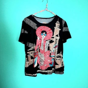 1990s Y2K Vintage Chic High Fashion French Lady Graphic Text Print Manga Curta Tamanho Médio Camiseta de Poliéster