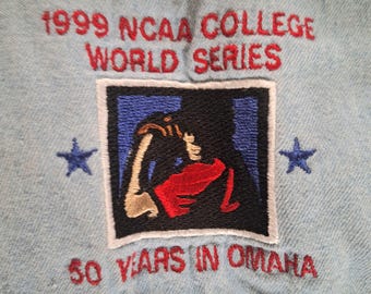 Camisa de manga larga de mezclilla chambray con botones, talla XL, de los años 90 y 1999, de la Serie Mundial Universitaria de Béisbol de la NCAA, Omaha, Nebraska.