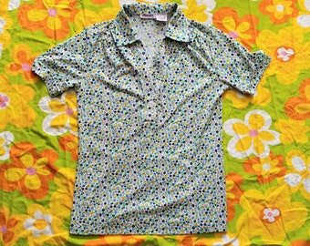 1970s Vintage Flower Power Ditsy Floral Print Cottagecore Hippie Boho Groovy Herar Ltd. Size M Short Sleeve Collared Blouse Shirt