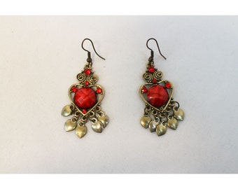 Boucles d'oreilles pendantes dorées et coeurs rouges vintage