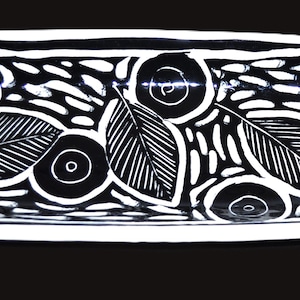 Piatto rettangolare in ceramica artistica, bianco e nero, a forma di foglia, firmato T. Smith, 24 x 10,8 cm.