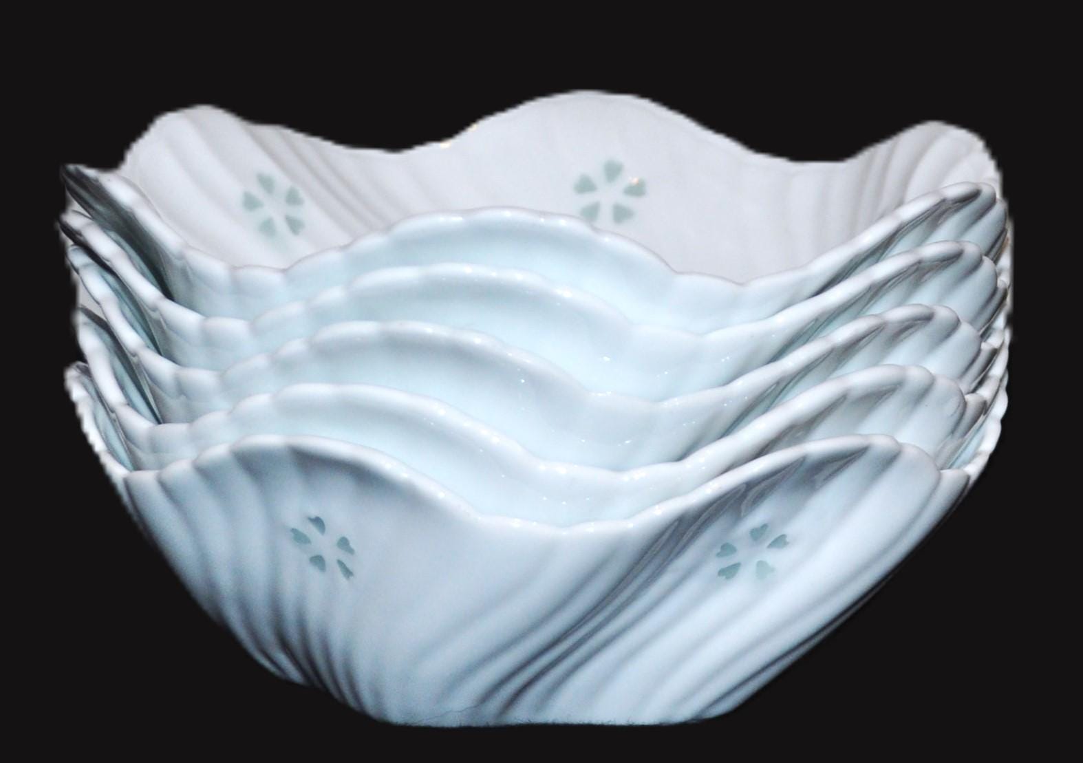 Vintage Arita-yaki Porcelain Bowls: Hotaru Bori Clover Design, Set