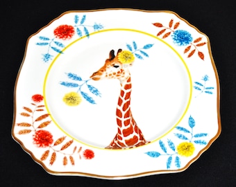 Plato de ensalada/postre con jirafa de la colección Nature's Table de Lou Rota, Anthropologie, 22,2 cm x 22,2 cm.