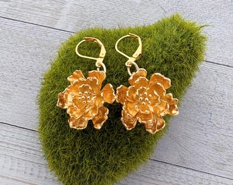 Gold Floral Drop Earrings –