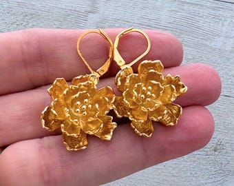 Gold Floral Drop Earrings –
