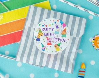 Może przedstawiać: Torba na prezenty na imprezę Peppa Pig w szaro-białe paski. Torba ma okrągłą naklejkę z tekstem "Party with Peppa!" i kreskówkową grafikę Peppa Pig i jej rodziny. Torba jest otoczona artykułami imprezowymi, w tym słomkami, cukierkami i balonem.
