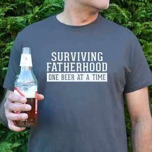 Surviving Fatherhood Heren t-shirt, vader t shirt, Vaderdag cadeau, Vaderdag t-shirt, Vader Bier t-shirt