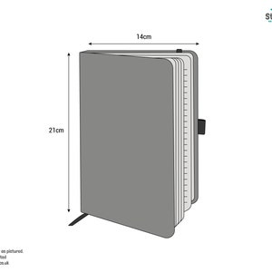 Puede incluir: Un cuaderno gris con cierre el&aacute;stico negro. El cuaderno mide 14 cm por 21 cm.