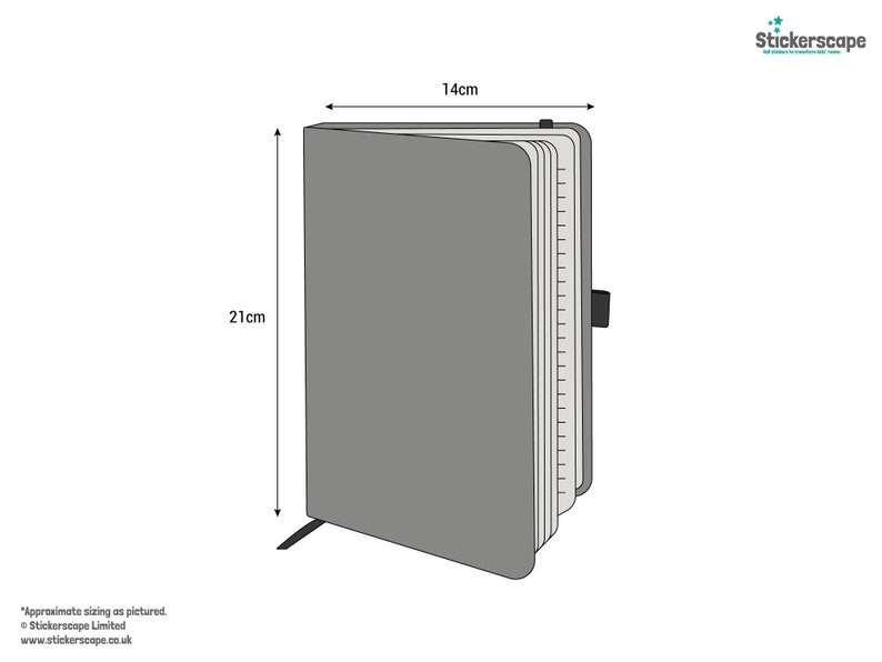 Puede incluir: Un cuaderno gris con cierre el&aacute;stico negro. El cuaderno mide 14 cm por 21 cm.