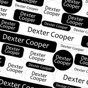 Op de afbeelding: Zwart-witte naamstickers met de tekst "Dexter Cooper" die over de hele afbeelding wordt herhaald.