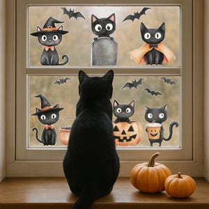 Może przedstawiać: Czarny kot siedzi na drewnianym parapecie, patrząc przez okno ozdobione naklejkami z kotami na Halloween i wycinankami nietoperzy. Dwie pomarańczowe dynie leżą na parapecie. Naklejki przedstawiają kreskówkowe koty w czapach czarownic i pelerynach.