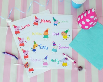 Może przedstawiać: Dwa arkusze białego papieru z kolorowymi postaciami z kreskówek i napisanymi na nich imionami. Imiona to Luna, Hanna, Willow, Fred, Teddy, Sophie, Holly, Lewis, Simran. Postacie pochodzą z dziecięcego programu Peppa Pig.
