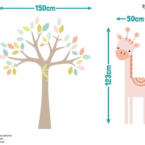 以下が含まれることがあります： ピンクのキリンと緑、ピンク、青の葉を持つ木を特徴とする2つのウォールステッカーのセット。キリンは高さ123cm、幅50cmです。木は高さ181cm、幅150cmです。