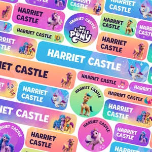 Op de afbeelding: Een set kleurrijke, gepersonaliseerde naamstickers met een My Little Pony-thema. De stickers bevatten verschillende pony's, waaronder een eenhoorn, een pegasus en een roze pony met een regenboogmanen. De stickers zijn perfect voor het labelen van schoolspullen, lunchboxen en andere bezittingen.