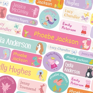 Op de afbeelding: Kleurrijke gepersonaliseerde naamstickers met verschillende illustraties, waaronder een zeemeermin, een fee, een dinosaurus, een varken, een hond en een vlinder. De stickers zijn perfect voor schoolspullen, lunchboxen en andere bezittingen.