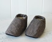 grey linen baby shoes, wee little piggies, baby shower gift, baby booties, moccs, fabric baby shoes, baby boy shoes