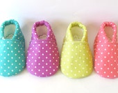 polka dot baby shoes, wee little piggies, baby shower gift, baby booties, moccs, crib shoes, baby girl, baby girl shoes, pink baby shoes