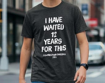 12年間待ち続けたクーパーズタウン ベースボールTシャツ、ブラッシュスクリプト プレイヤーギフト