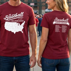 Puede incluir: Camisetas granates con gráficos de béisbol. Una camiseta presenta "The Baseball Ballpark Quest" con un mapa de EE. UU. La otra muestra una "Baseball Stadium Checklist" con una lista de nombres de estadios.