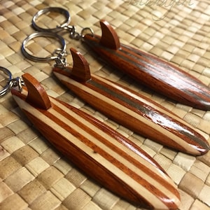 Porte-clés de planche de surf en bois, cadeaux de surfeur surf hawaïen, porte-clé cadeau de Noël pour amoureux de la plage fait main image 1