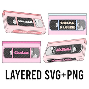 Puede incluir: Cuatro cintas VHS rosas con los títulos de películas "Bridesmaids", "Thelma & Louise", "Clueless" y "Mean Girls". Cada cinta tiene una etiqueta negra con texto blanco. La cinta "Bridesmaids" tiene el texto "I'm totally topless!".
