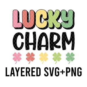 Może przedstawiać: Warstwowy projekt SVG i PNG z tekstem "Lucky Charm" w kolorowej, retro czcionce. Projekt zawiera pięć koniczynek w różnych odcieniach zieleni, różu i żółci.