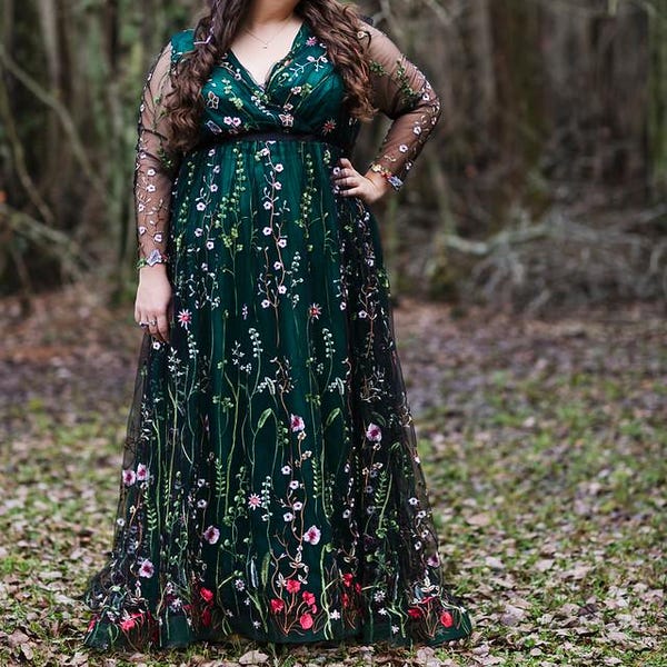 刺繍入りグリーンフローラルウェディングドレス プラスサイズ 刺繍入りフラワーブライダルガウン（袖付き）、チュール素材のカラーウェディングドレス